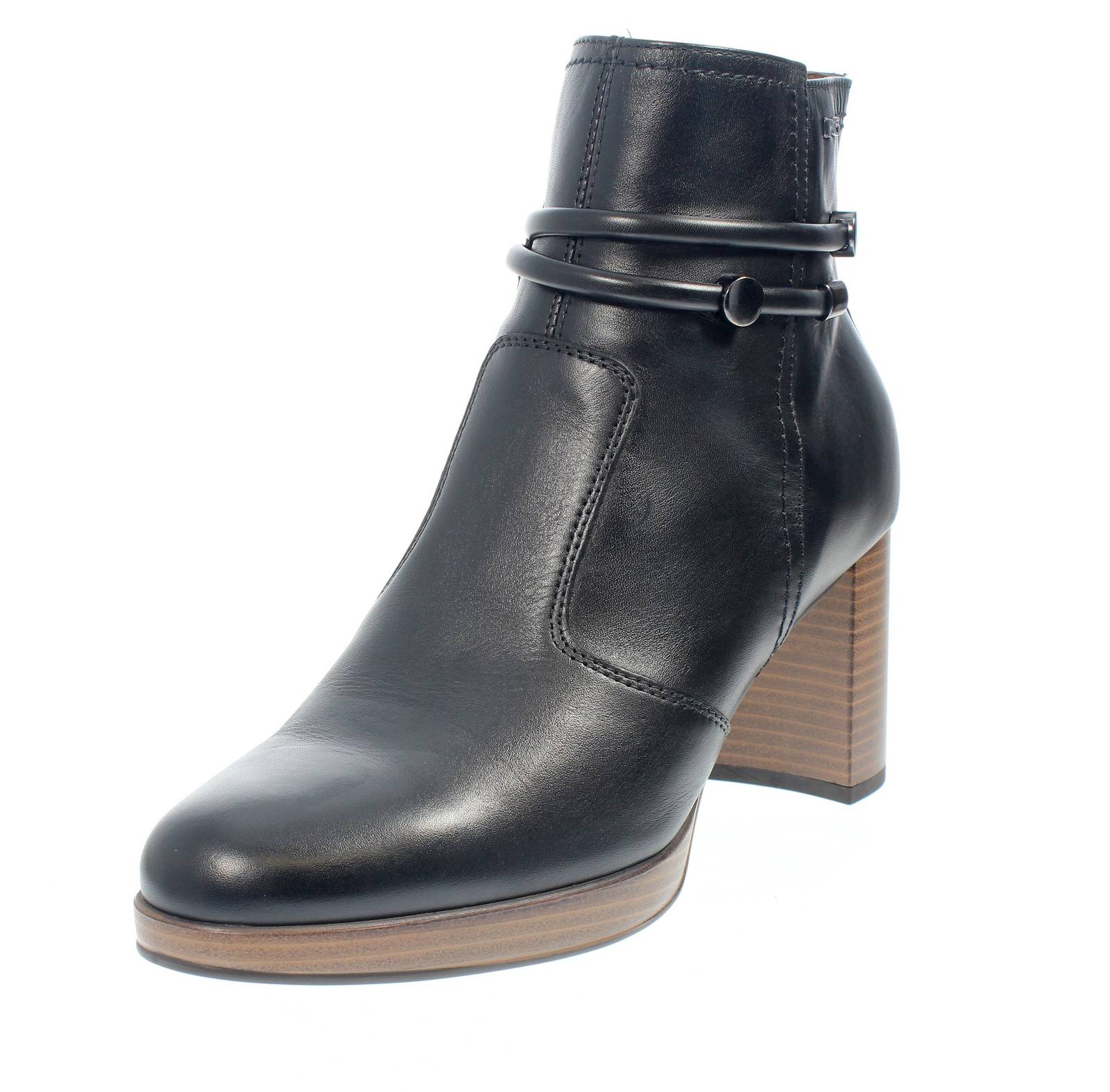 Нероджардини Тронкетти в фильме Пелле Кон Такко Неро - Донна Скарпе Тронкетти