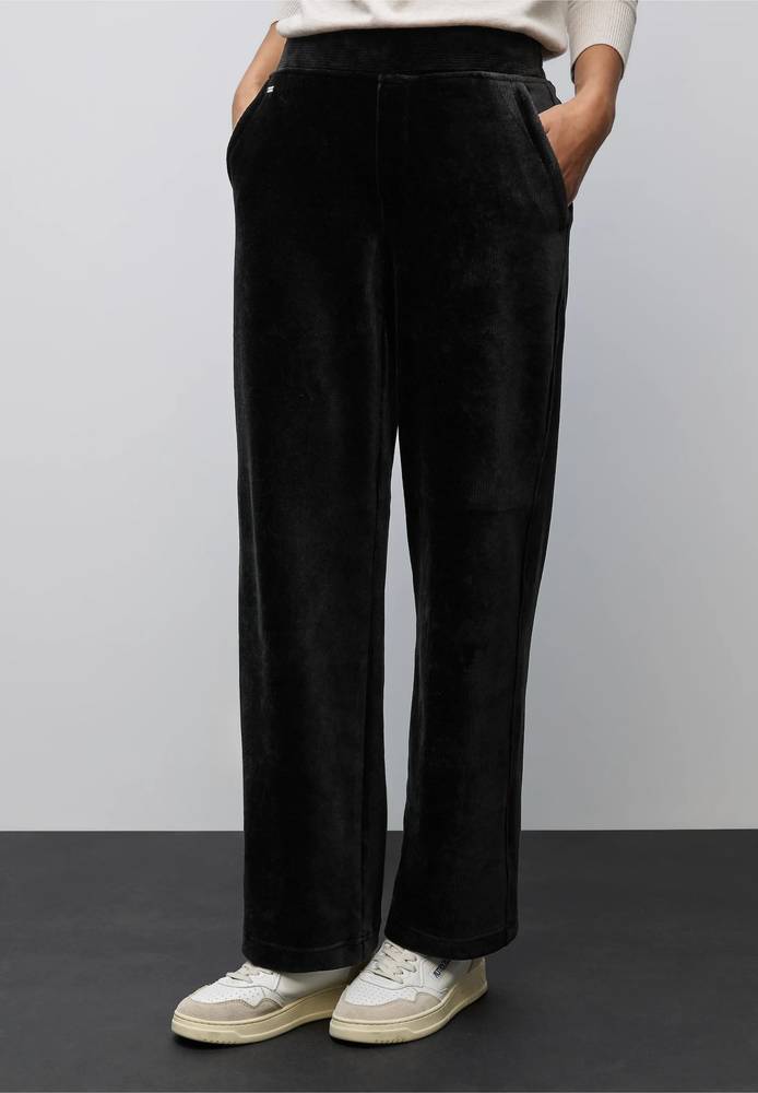 Pantaloni velluto coste 2023, outfit e abbinamenti chic | iO Donna