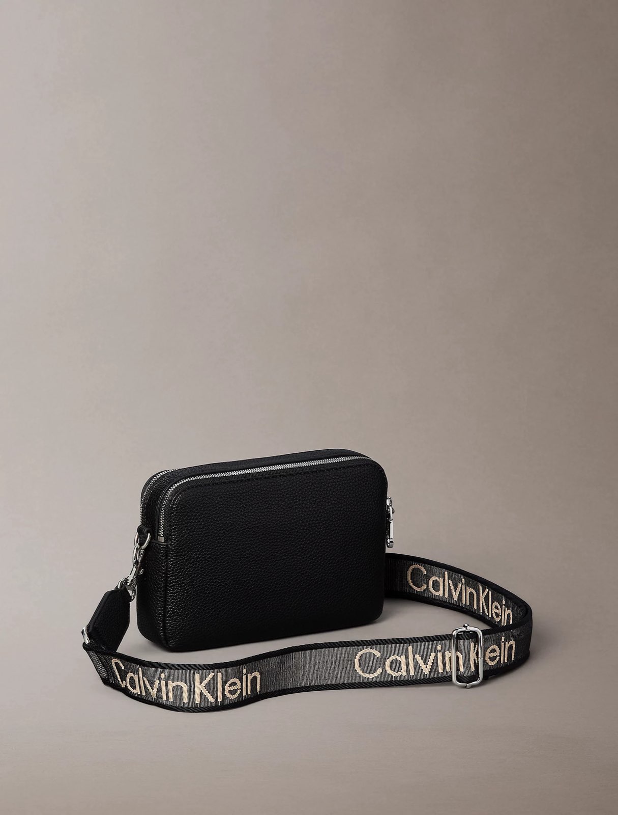 CALVIN KLEIN JEANS CK-Kameratasche mit Riemen Damen schwarz Foto 2