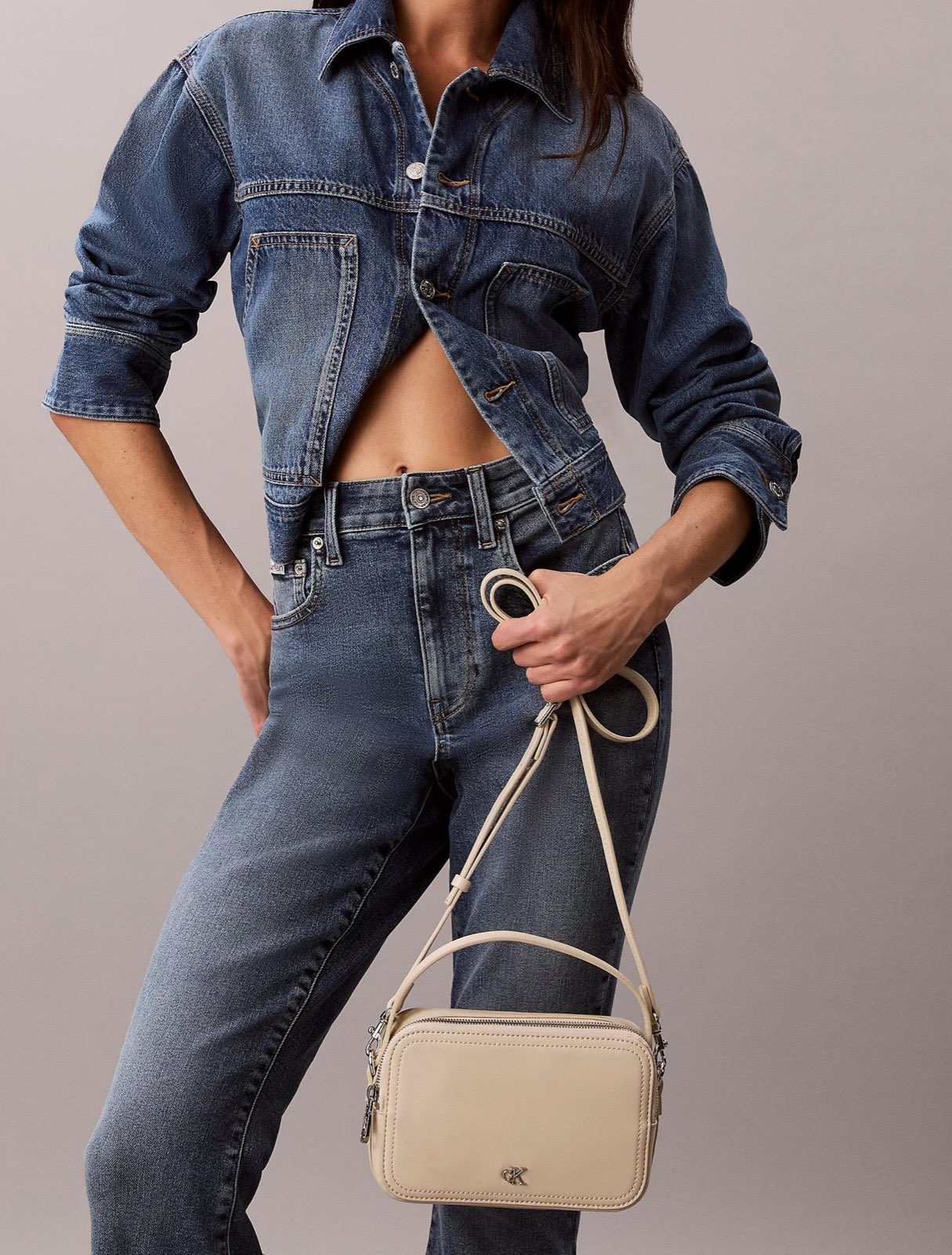 CALVIN KLEIN JEANS CK Kameratasche Damen weiß Foto 2