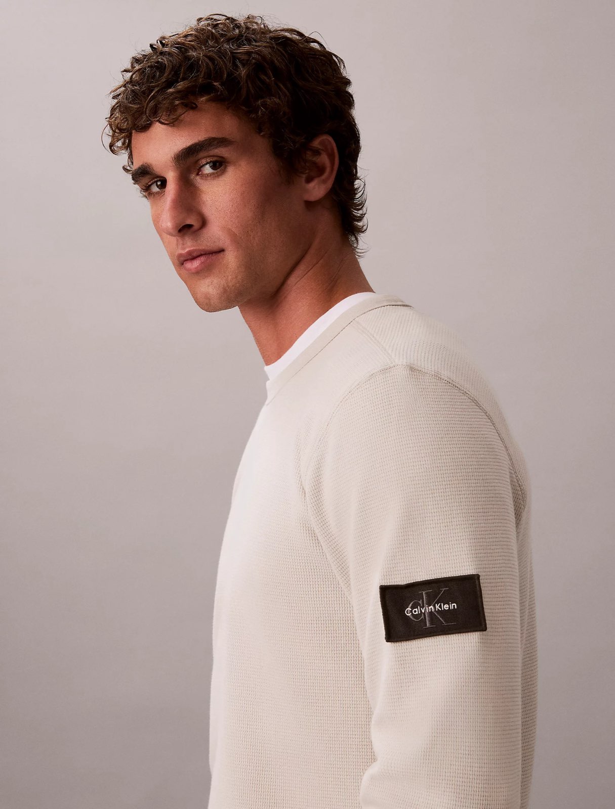 CALVIN KLEIN JEANS Waffle Badge Rundhals-Pullover Herren beige Foto 1