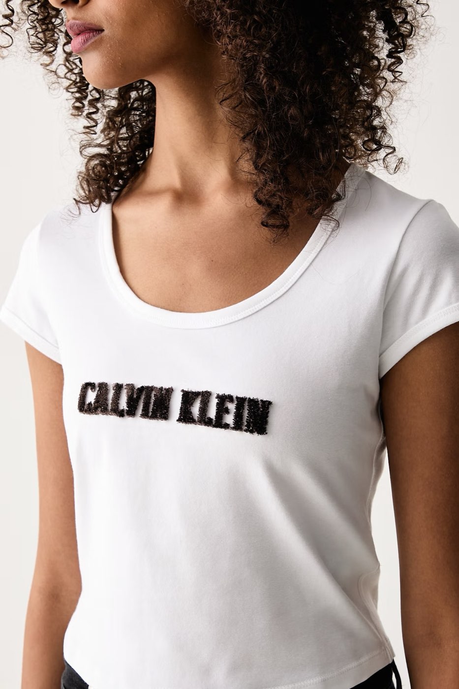 CALVIN KLEIN JEANS T-Shirt mit Logo „Baby Varsity“ Damen weiß