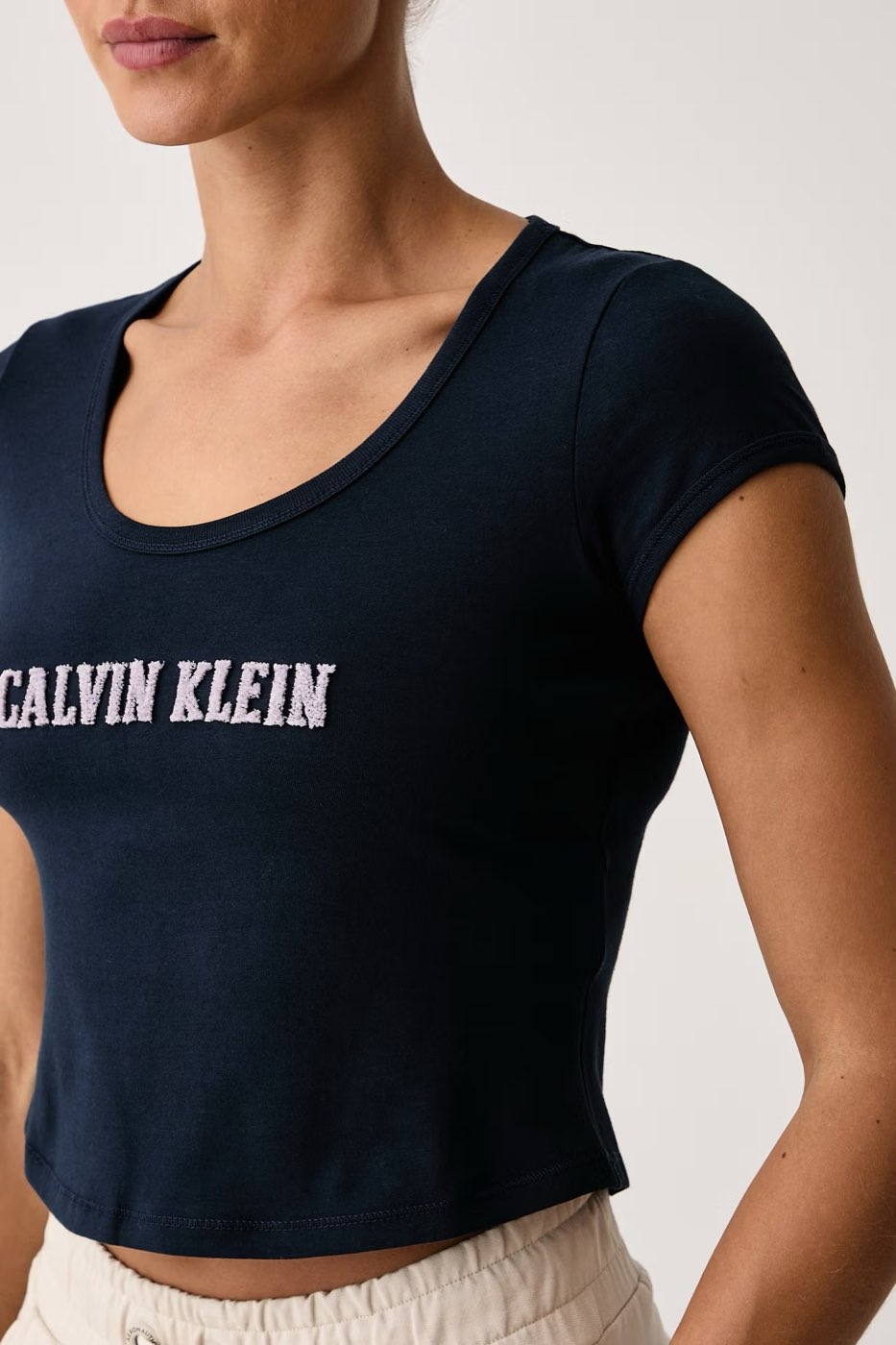 CALVIN KLEIN JEANS T-Shirt mit Logo „Baby Varsity“ Damen blau Foto 4