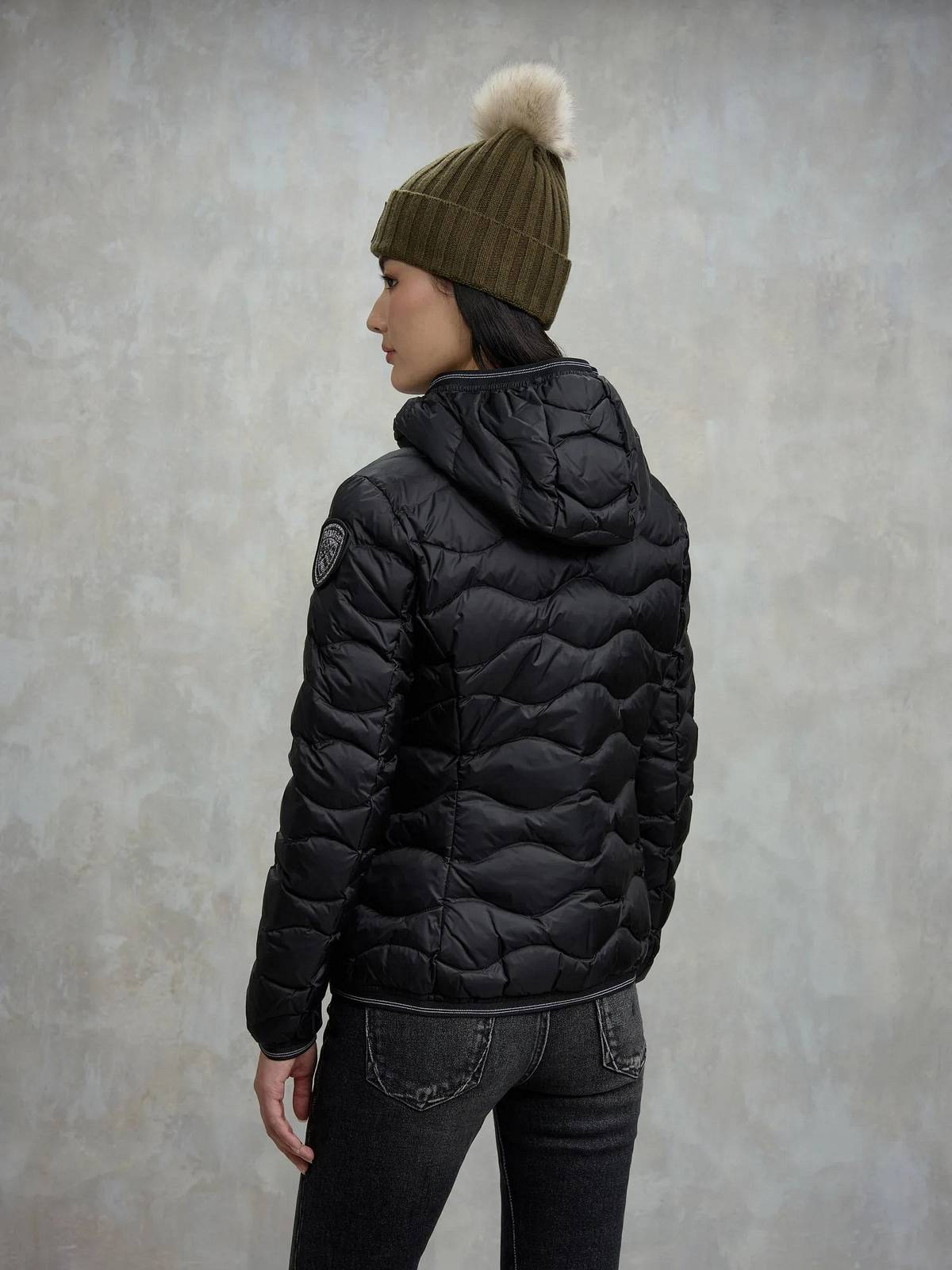 BLAUER Camelia - Kurze Daunenjacke mit Kapuze Damen schwarz Foto 4