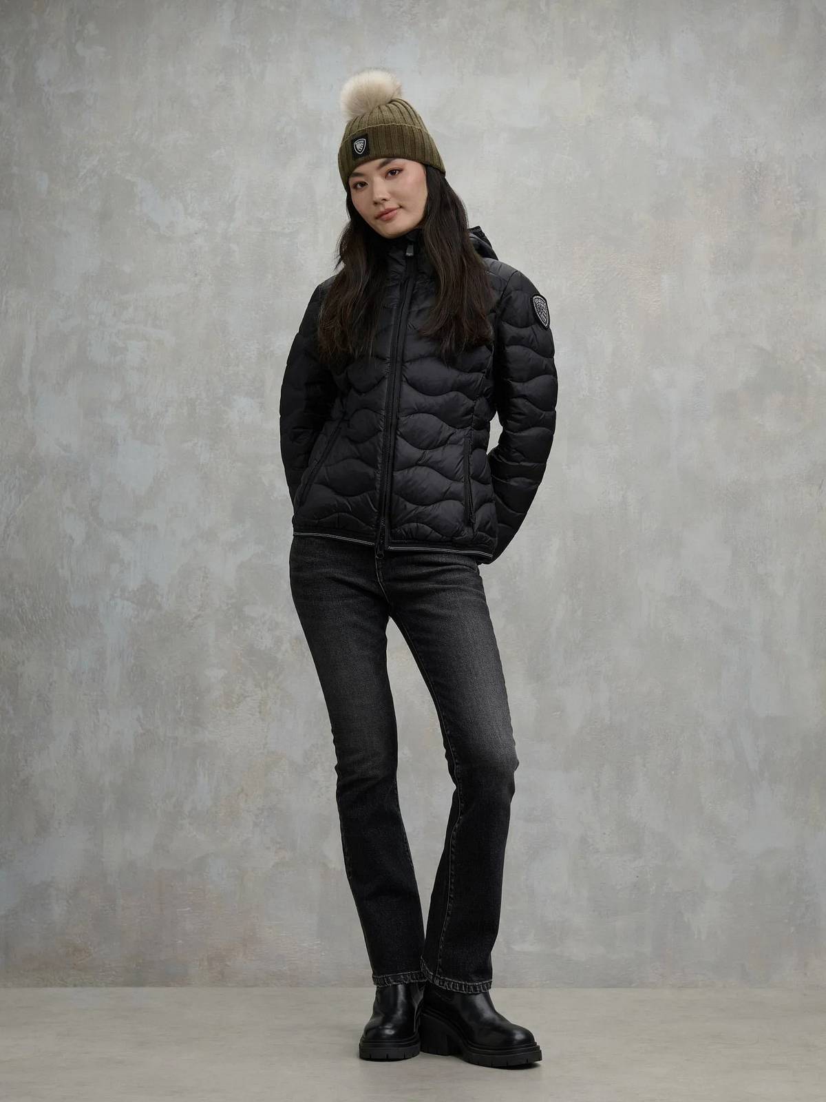 BLAUER Camelia - Kurze Daunenjacke mit Kapuze Damen schwarz Foto 3