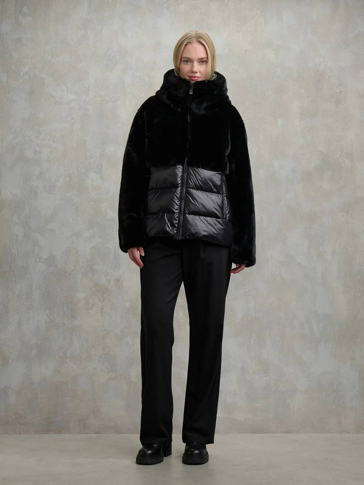 BLAUER Fanevil - Kurze Daunenjacke mit Kapuze Damen schwarz Foto 2