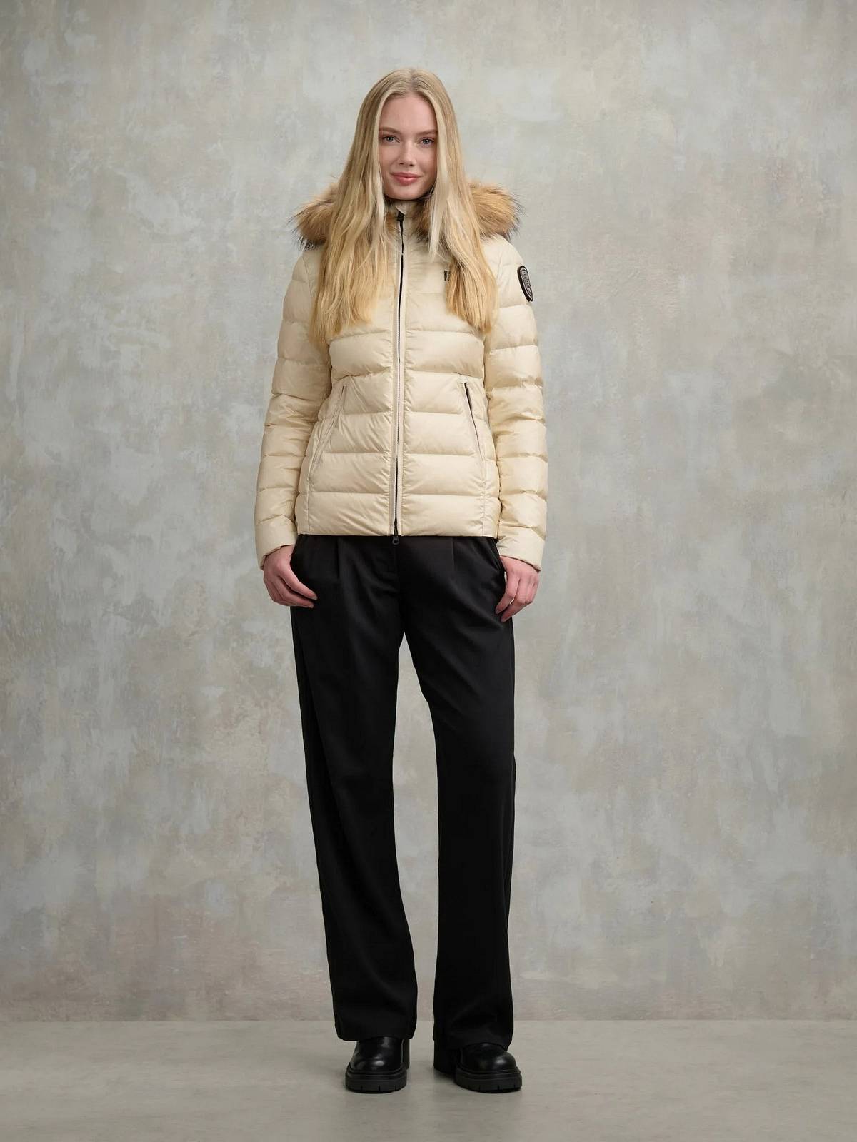 BLAUER Arcadia - Kurze Daunenjacke mit Fell Damen beige Foto 4