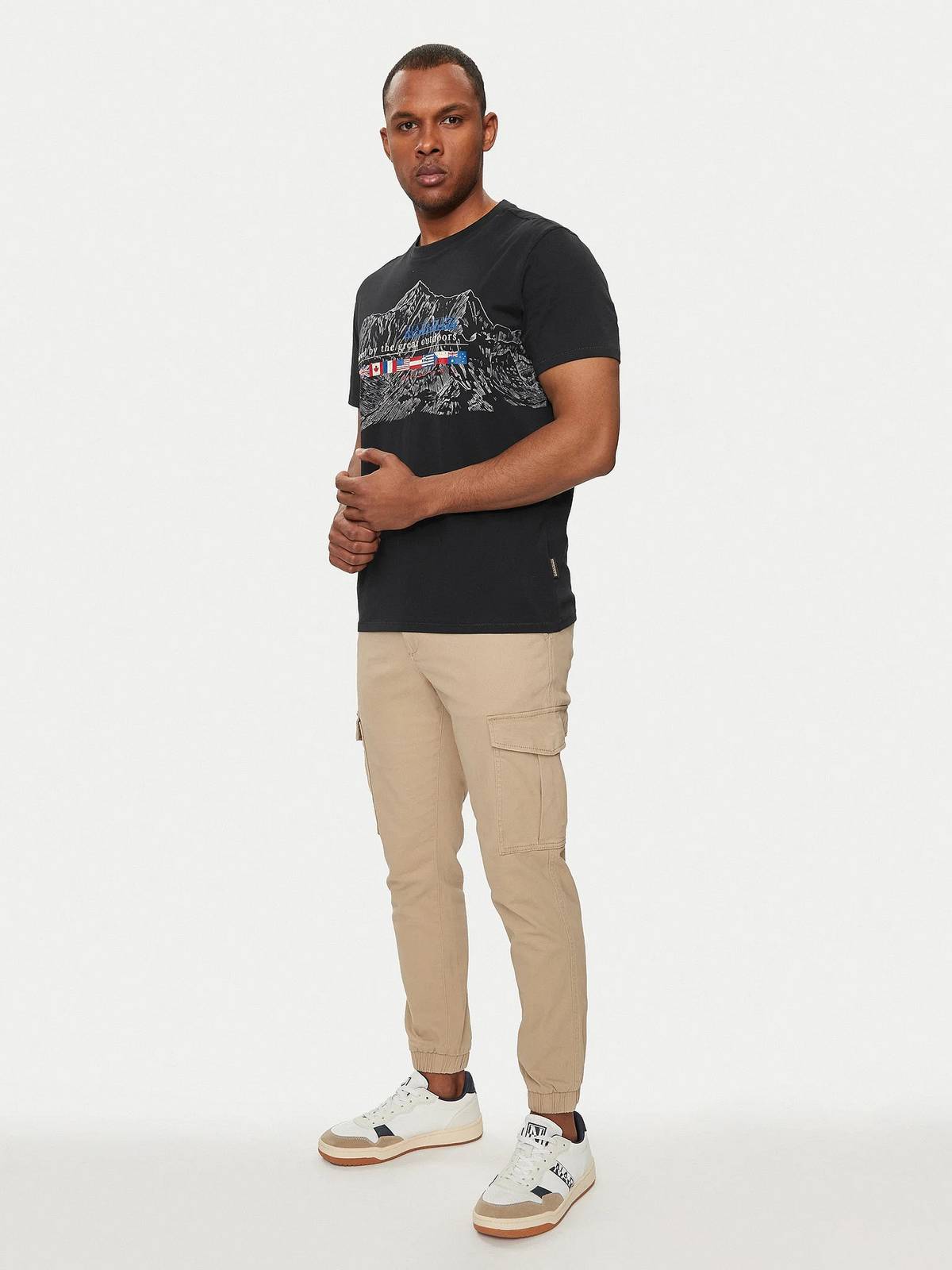 NAPAPIJRI Turin T-Shirt mit kurzen Ärmeln Herren schwarz Foto 4